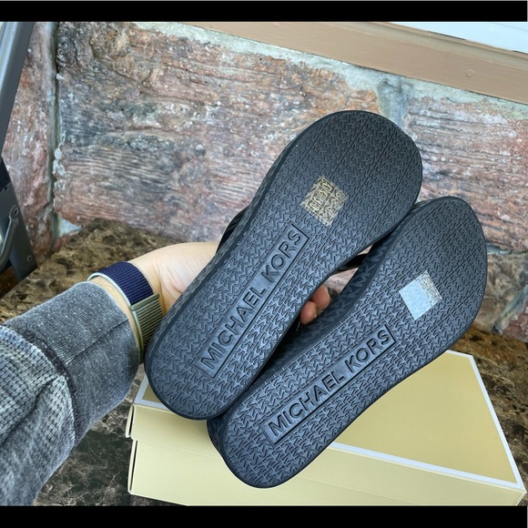 MICHAEL Michael Kors  Bedford Platform Flip flops - Picture 8 of 13